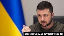 Жекшембиде Владимир Зеленский бир катар орусиялык басылмаларга эки саатка чукул маек курган.