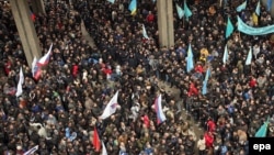 Крымские татары и сторонники "Евромайдана" стоят напротив пророссийских активистов рядом со зданием крымского парламента в Симферополе. 26 февраля 2014 года.