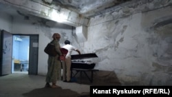 Тело Азимжана Аскарова выдали его жене Хадиче Аскаровой.