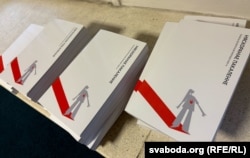 Асобнікі кнігі «Няскоранае пакаленьне» на прэзэнтацыі ў Празе