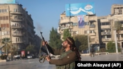 30-ноябрда сириялык оппозициячыл согушкер Алеппонун борборунда асманга ок чыгарган.