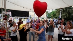 Իսրայելցիները տոնում են համաձայնությունը Թել Ավիվի «Պատանդների հրապարակում», 9-ը հոկտեմբերի, 2025թ.