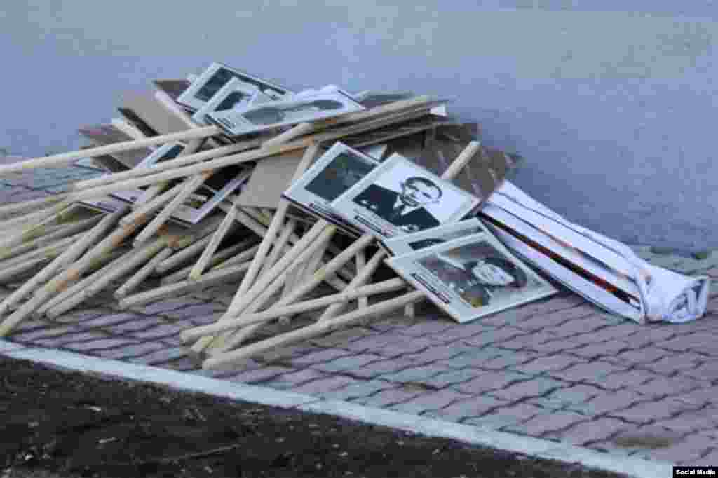 Акция &quot;Бессмертный полк&quot; В Москве акция &quot;Бессмертный полк&quot; в день Победы 9 мая, во время которой родственники ветеранов Великой Отечественной несут в руках их портреты, впервые прошла с участием Владимира Путина и собрала рекордные 300 тысяч человек. Организаторов московской акции обвинили в том, что они опошлили идею, впервые реализованную журналистами томского телеканала ТВ-2 &ndash; участников шествия привозили на него, как бюджетников на митинги в поддержку властей, а часть плакатов с ветеранами после завершения шествия оказалась брошена прямо на улицах