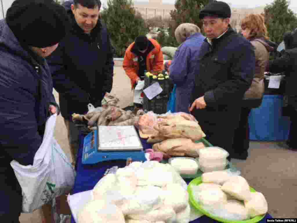 Большая часть пришедших на ярмарку интересовались мясной и молочной продукцией.