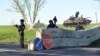 Українські силовики займають позицію на блокпості біля Слов'янська, 25 квітня 2014 року