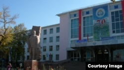        Kyrgyzstan - Kyrgyz State Medical Academy in Bishkek Ahunbaeva. The main building. Photos taken with http://antipodean-wor.livejournal.com   