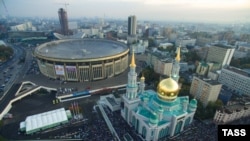 Мусульмане молятся в день праздника жертвоприношения Курбан-байрам у Московской Соборной мечети. 24 сентября 2015 года.