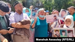Supporters demand the release of Baibolat Kunbolat outside the Chinese Consulate in Almaty. 