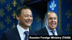 Кыргызстандын тышкы иштер министри Руслан Казакбаев менен Орусиянын тышкы иштер министри Сергей Лавров. 22-октябрь, 2020-жыл.
