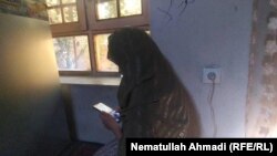  یک زن افغان که از طریق آنلاین از خانه خود کار می‌کند، آرشیف