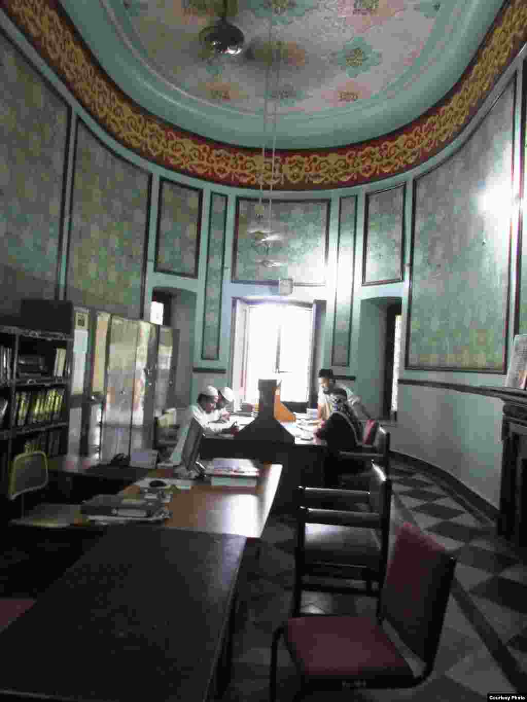 Читатели в библиотеке Раза в Рампуре. 3 сентября 2013 года.