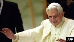 Бенедикт XVI попытался успокоить общественность через секретариат