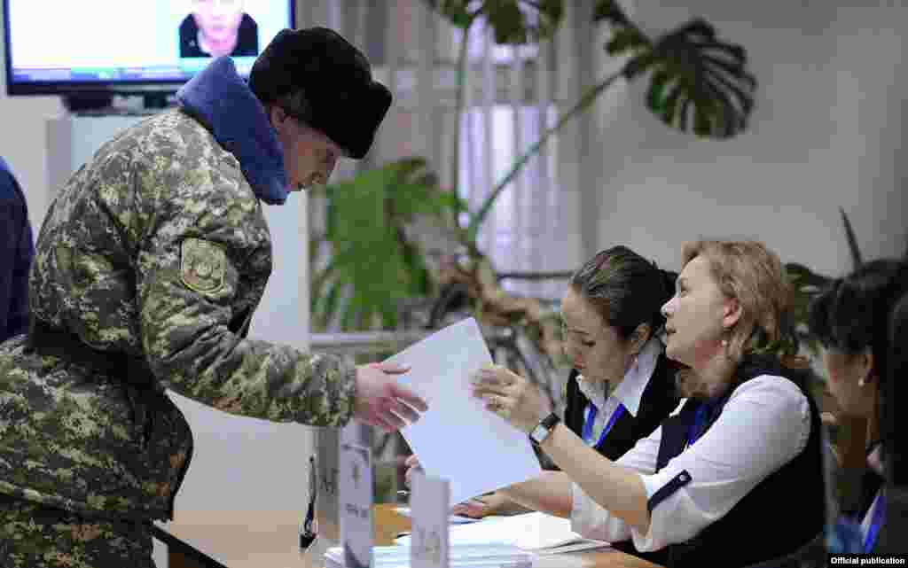 Саат сегизден тарта өлкөдө 2 365 шайлоо тилкеси ишин баштады. Чет мамлекеттерде референдум үчүн добуш берүүгө 35 шайлоо участогу ачылган. Андан тышкары Бишкекте кошумча 32 добушкана иштейт, анда башка аймактарда катталып, бирок борбор калаада жашаган шайлоочулар добуш бере алышат.