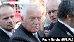 Президент Чехии Вацлав Клаус на церемонии открытия моста, во время которой в него стреляли пластиковыми пулями