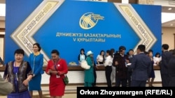 В фойе здания, в котором проводится Всемирный курултай казахов. Астана, 23 июня 2017 года.