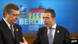 НАТО баш катчысы Андерс Фог Расмуссен украин тышкы иштер министри Константин Гришченко менен сүйлөшүүдө. Берлин, 15-апрель.