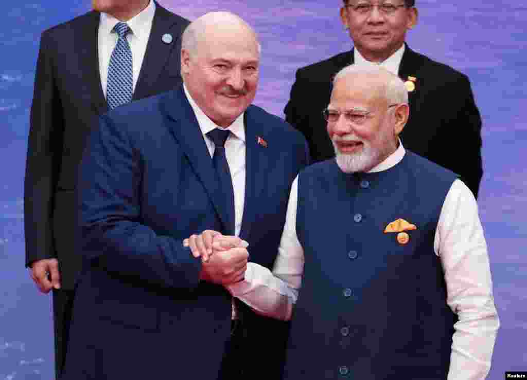 Аляксандар Лукашэнка паціскае руку прэм’ер-міністру Індыі Нарэндры Модзі падчас цырымоніі фатаграфаваньня на саміце Шанхайскай арганізацыі супрацоўніцтва (ШАС) у Цяньцзіні, Кітай, 31 жніўня 2025 году