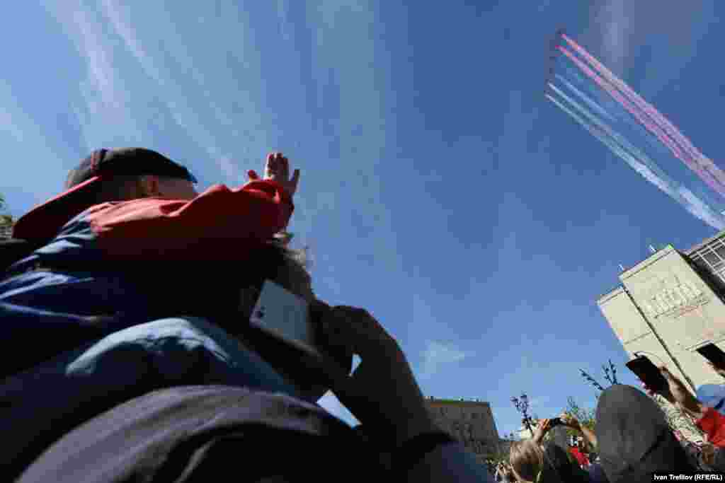 В небе российский триколор.