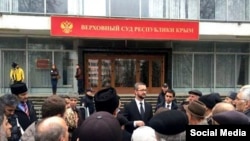 Мәҗлес рәисенең беренче урынбасары Нариман Җәләл мәхкәмә бинасы алдында бер төркем кырымтатар белән. Акмәчет, 3 март 2016 