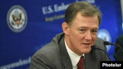 Armenia - U.S. Deputy Assistant Secretary of State for European and Eurasian Affairs George Kent speaks at a press conference in Yerevan, 16 October 2018.