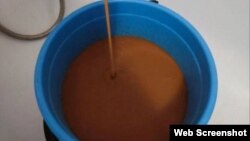 Такі фото води в кранах публікують жителі Донецька