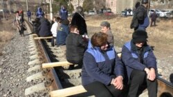 Ալավերդու պղնձաձուլարանի աշխատակիցները փակել են միջպետական երկաթուղին