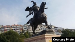 Памятник Манасу в Стамбуле.