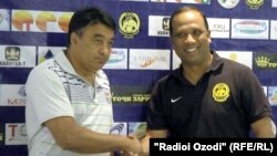 Мӯҳсин Муҳаммадиев, сармураббии дастаи мунтахаби Тоҷикистон бо Долла Салӣ, ҳамтои малайзии худ.