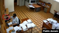 Кармалган кызматкерлерди бири.