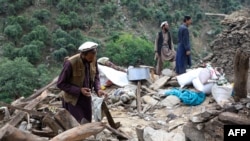 خانواده های آسیب دیده از زلزله در ولایت کنر 