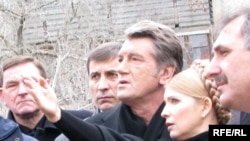 Вікто Ющенко та Юлія Тимошенко оглядають місце вибуху, 25 грудня