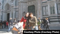 Мехри менен Сепидех Рим шаарында.