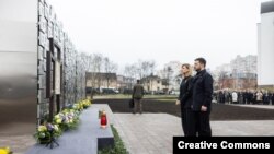 Президент України Володимир Зеленський та перша леді у третю річницю звільнення Бучі від російських військ вшановують загиблих у місті