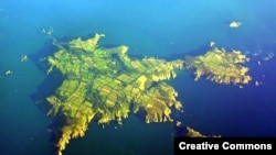 Сарк расположен в Ла-Манше в 80 километрах от побережья Британии