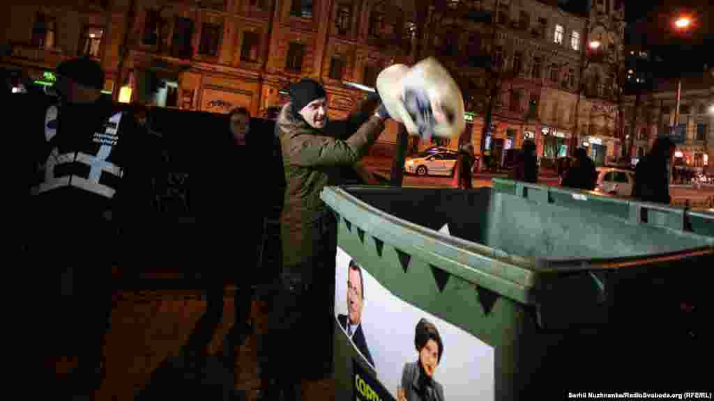 На завершення&nbsp;акції з манекенами, що зображували Венедіктову і Бабікова, провели &laquo;народну люстрацію&raquo;