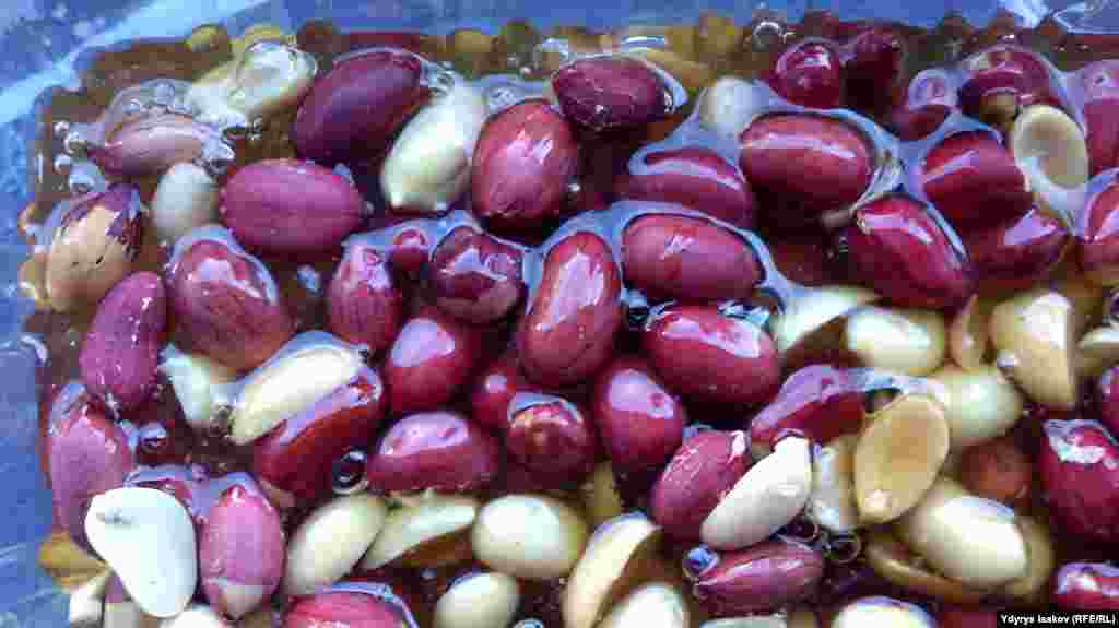 Бал менен жаңгак жана жержаңгак жакшы достошот экен.&nbsp;