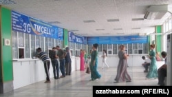 “Altyn Asyryň” ofisleriniň käbirlerinde “Çäksiz jaňlar” tarifiny alan müşderiniň limitsiz 3G internetden peýdalanyp bilýändigi aýdylsa, käbir beýleki ofislerinde bu hili mümkinçiligiň ýokdugy habar berilýär.