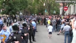 У Харкові під консульством Росії співали пісню про Путіна