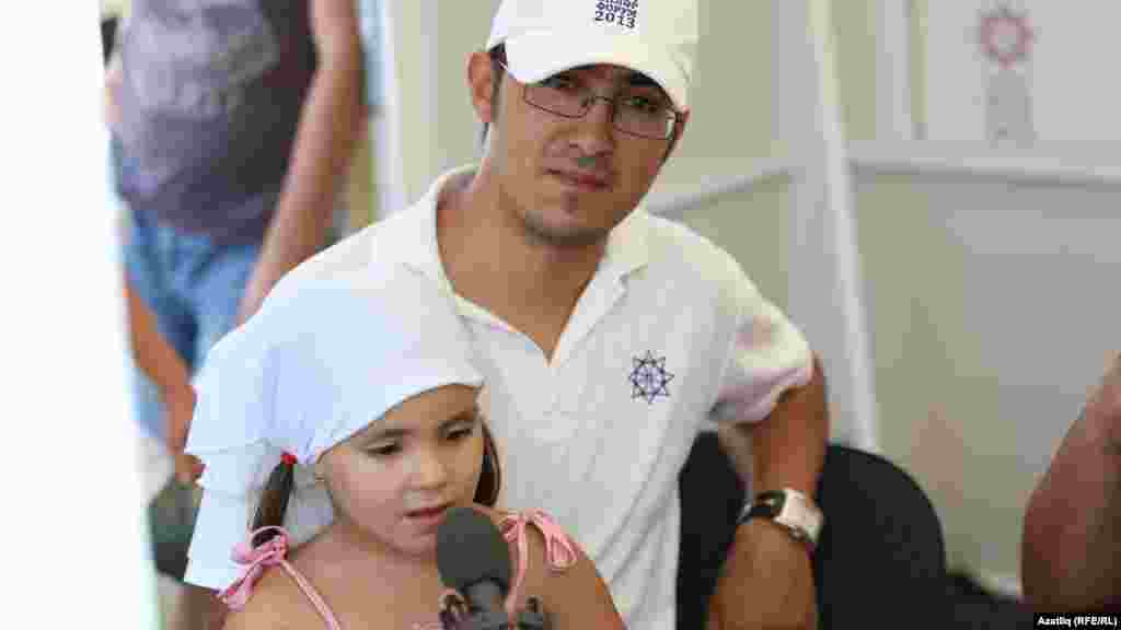 &quot;Сәләт&quot;тә үскән сәлкеш, музыкант Риф Әхмәтов һәм аның кызы Нурхаят &quot;СәләтFM&quot; радиосына әңгәмә бирәләр