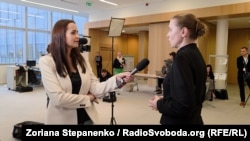 Министр обороны Литвы Довиле Шакалиене (справа) и корреспондент Радіо Свобода Зоряна Степаненко (слева) в штаб-квартире НАТО после заседания Контактной группы по вопросам обороны Украины, Брюссель, Бельгия, 15 октября 2025 года