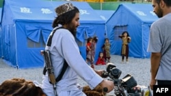 یک نیروی طالبان در کمپ مهاجران بازگشته به افغانستان