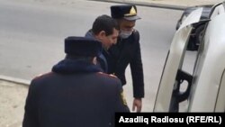 Ադրբեջան - Ոստիկանները ձերբակալում են Ժողճակատի փոխնախագահ Ֆաիգ Ամիրլիին, Բաքու, 9-ը ապրիլի, 2020թ.