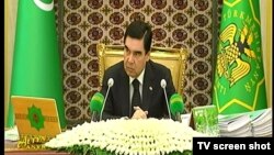 Prezident Gurbanguly Berdimuhamedow maslahat geçirýär. Arhiw suraty