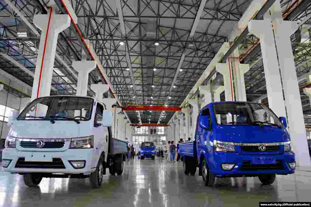 &quot;Кыргыз унаа курулуш&quot; заводу кураштырган алгачкы жүк ташуучу Dongfeng унаалары.&nbsp;
