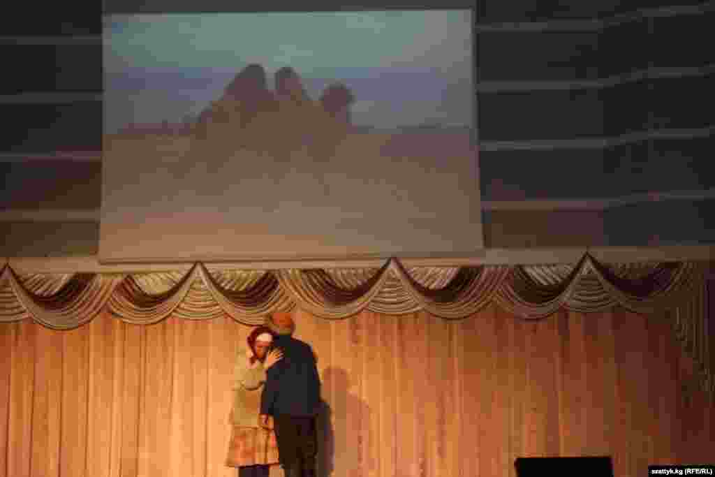 Местные актеры показали фрагмент спектакля по мотивам повести "Прощай, Гульсары"