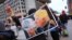 Плакат на акции протеста против избрания Дональда Трампа в Вашингтоне