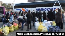 Արցախցիները Երևանից Ստեփանակերտ մեկնող ավտոբուսի մոտ, 18-ը նոյեմբերի, 2020թ․