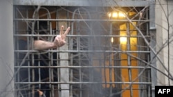 Постановление парламента об объявлении амнистии вступает в силу со дня его принятия и подлежит исполнению в течение шести месяцев