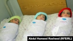 آرشیف، یک مادر که برای ۱۲ سال اولاد نداشت، در یکی از شفاخانه های کابل سه گانگی بدنیا آورد. 19 October 2010 ( عکس جنبه تزئینی دارد.)
