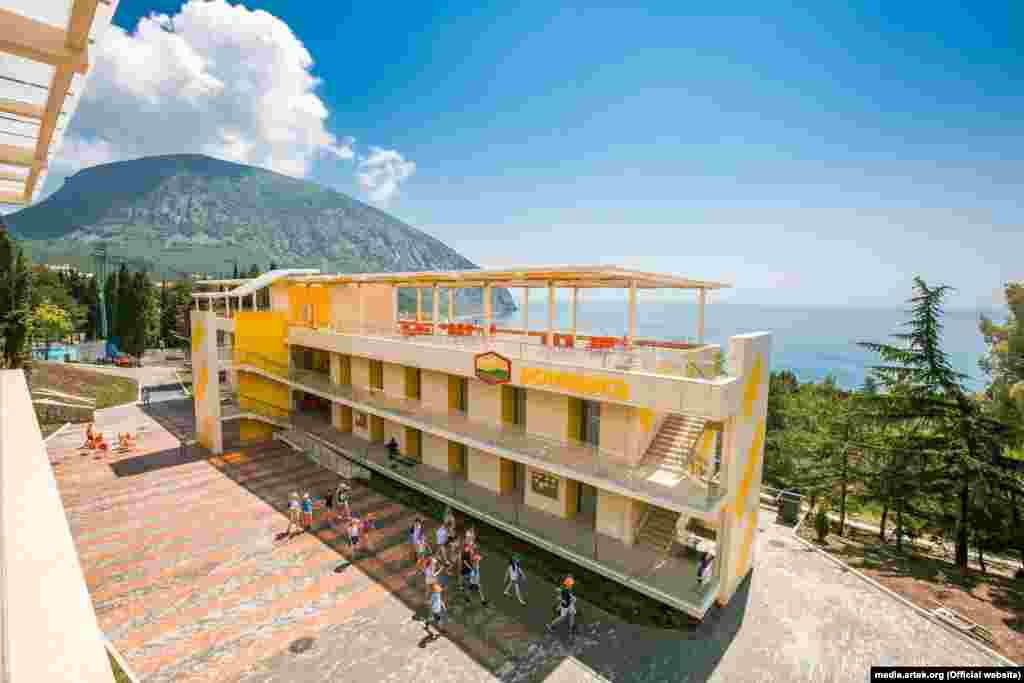 2021-жыл. Лагердин корпустарынын бири. 2024-жылы "Артек" жана аны иштеткен бир нече киши Евробиримдиктин санкциялык тизмесине илинген. ЕБ аларды украиналык балдарды мажбурлап алып кеткен деп айыптаган. Балдардын көбүнө үйүнө кайтууга уруксат берилбегени, алардан Орусияга колдоо билдирүүсүн талап кылышканы кабарланган.